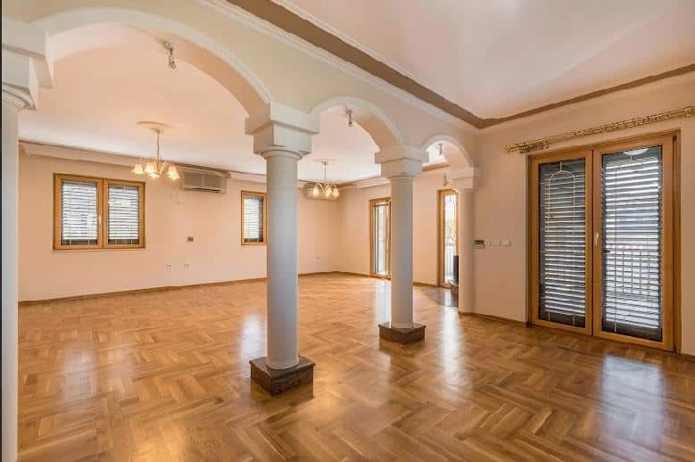 Namjestena-kuca-na-placu-u-Zabjelu-Podgorica-2 Izdavanje: Kuća 370 m² – Zabjelo, Podgorica — fotografija 3