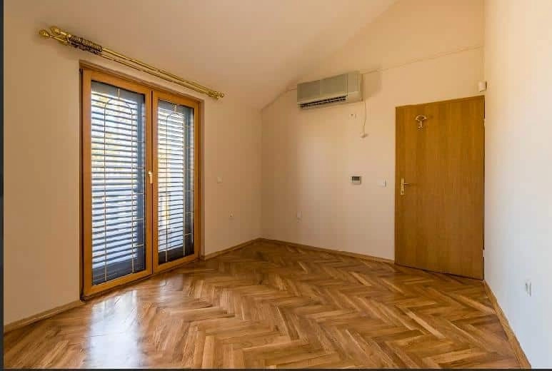 Namjestena-kuca-na-placu-u-Zabjelu-Podgorica-8 Izdavanje: Kuća 370 m² – Zabjelo, Podgorica — fotografija 9