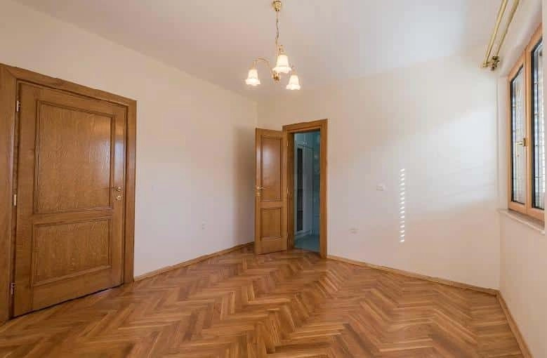 Namjestena-kuca-na-placu-u-Zabjelu-Podgorica-9 Izdavanje: Kuća 370 m² – Zabjelo, Podgorica — fotografija 10