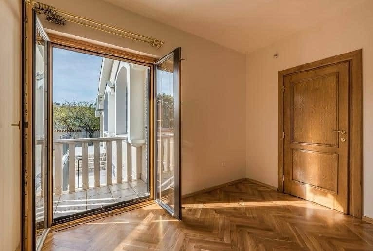 Namjestena-kuca-na-placu-u-Zabjelu-Podgorica-11 Izdavanje: Kuća 370 m² – Zabjelo, Podgorica — fotografija 12