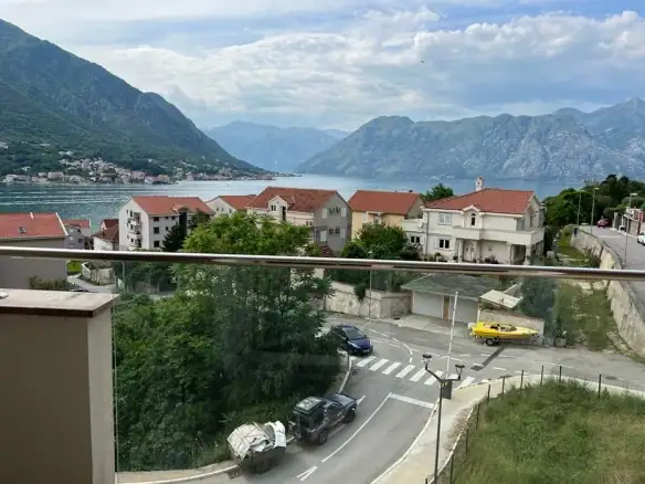 Dvosoban stan s bazenom u Dobroti