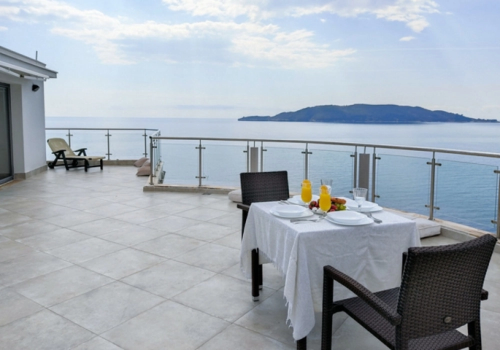 Dvosoban-stan-sa-pogledom-na-more-u-Rafailovicima-Budva-1 Dvosoban stan 142 m² – Rafailovići, Budva — fotografija 2
