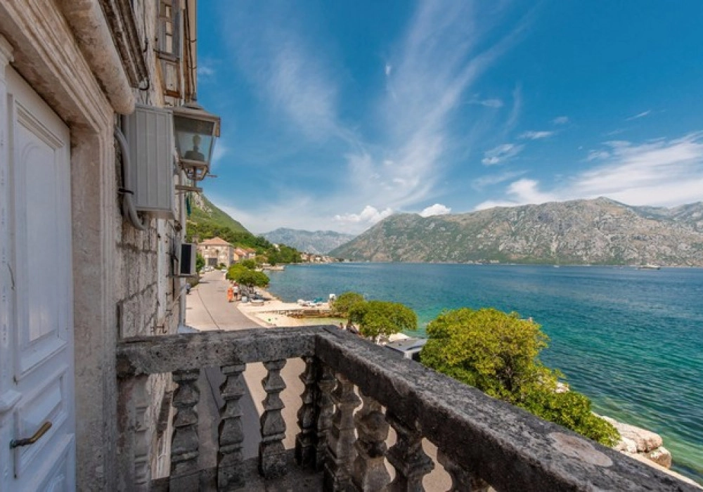 Kamena-kuca-na-prvoj-liniji-do-mora-u-Prcnju-Kotor Kamena kuća na prvoj liniji do mora u Prčnju