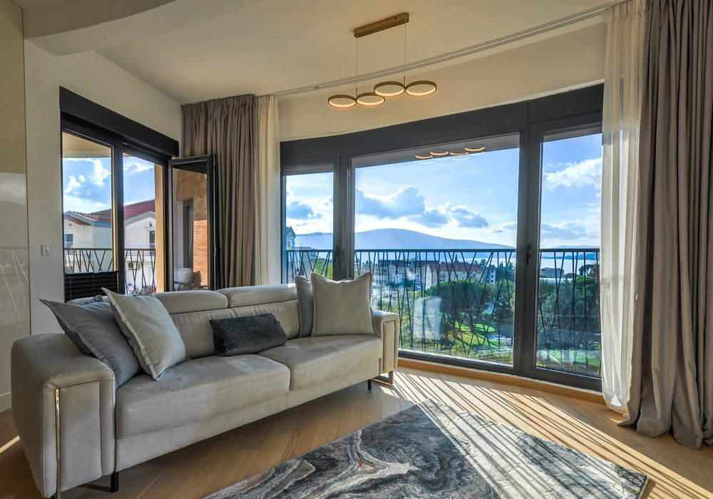 Dvosoban-stan-s-pogledom-na-more-u-Tivtu-2 Dvosoban stan 73 m² – Tivat — fotografija 3