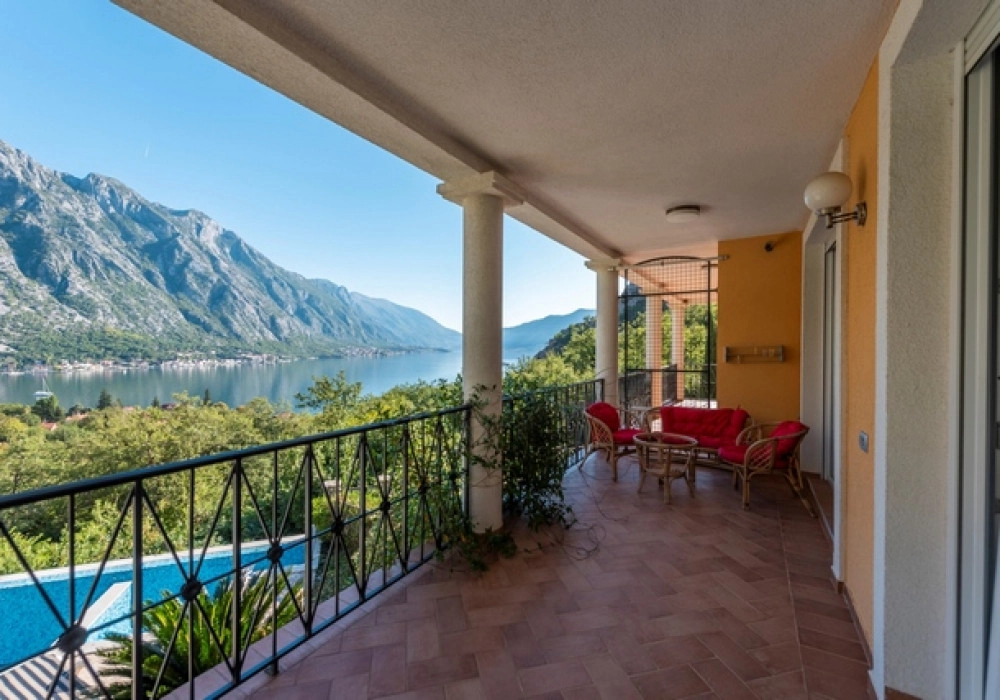 Trosoban-stan-sa-bazenom-u-Orahovcu-Kotor Trosoban stan sa bazenom u Orahovcu