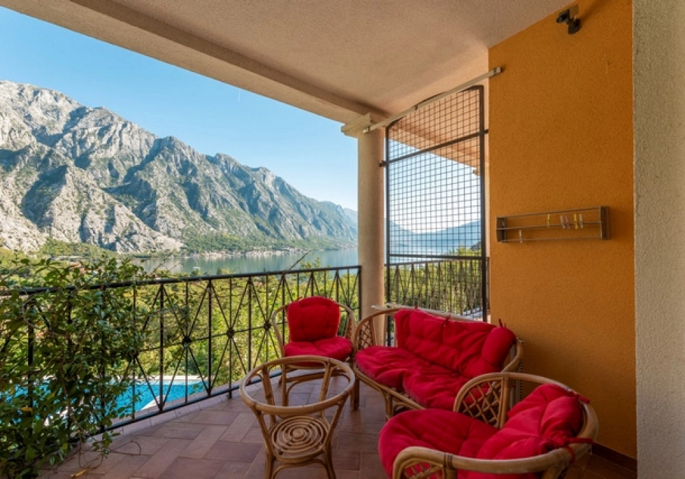 Trosoban-stan-sa-bazenom-u-Orahovcu-Kotor-1 Trosoban stan 148 m² – Orahovac, Kotor — fotografija 2