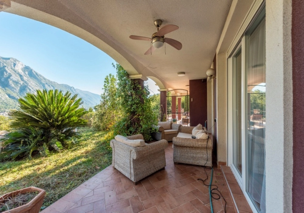 Trosoban-stan-sa-bazenom-u-Orahovcu-Kotor-3 Trosoban stan 148 m² – Orahovac, Kotor — fotografija 4