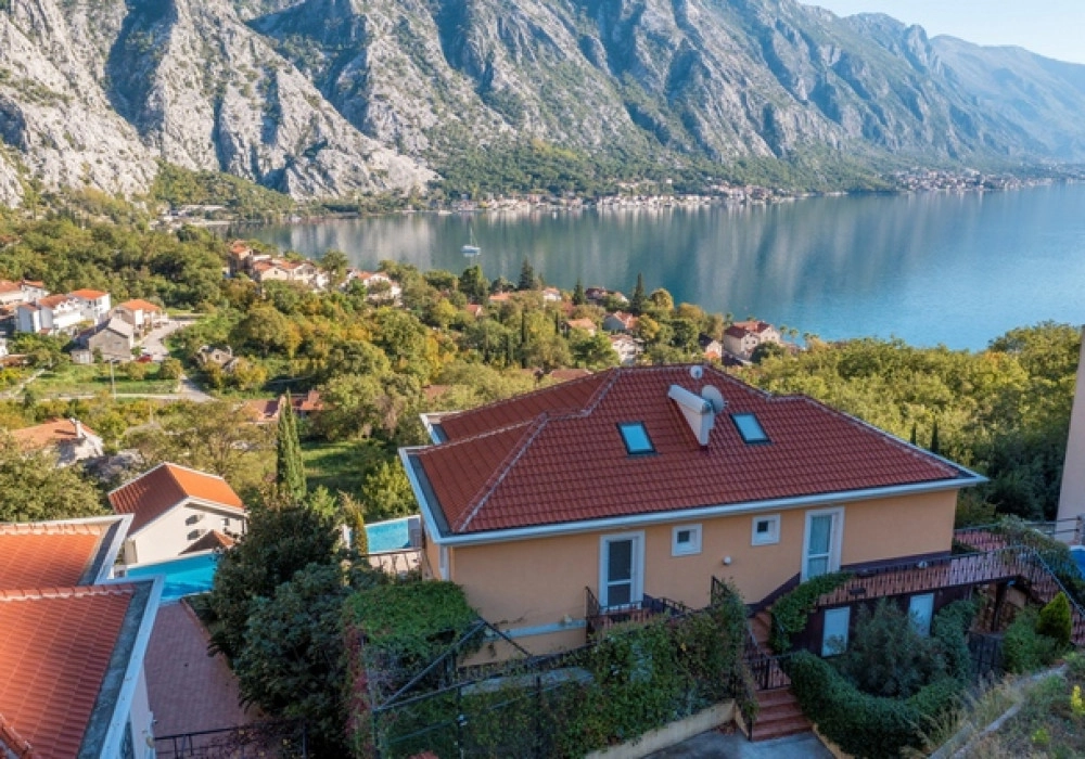 Trosoban-stan-sa-bazenom-u-Orahovcu-Kotor-9 Trosoban stan 148 m² – Orahovac, Kotor — fotografija 10
