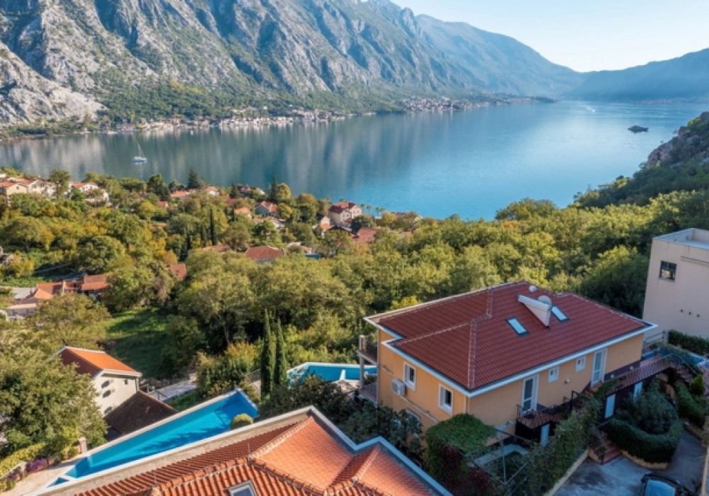 Trosoban-stan-sa-bazenom-u-Orahovcu-Kotor-10 Trosoban stan 148 m² – Orahovac, Kotor — fotografija 11