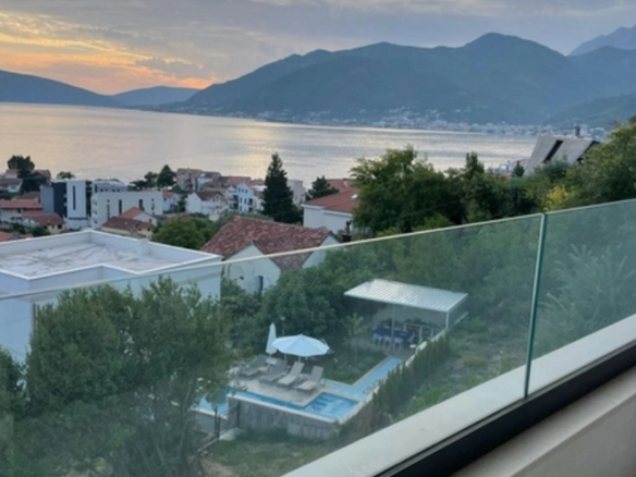 Dvosoban stan sa bazenom u Donjoj Lastvi
