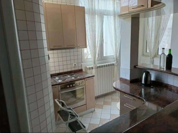 Namješten trosoban stan u Centru, Podgorica — fotografija 2