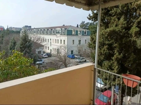 Namješten trosoban stan u Centru, Podgorica — fotografija 8