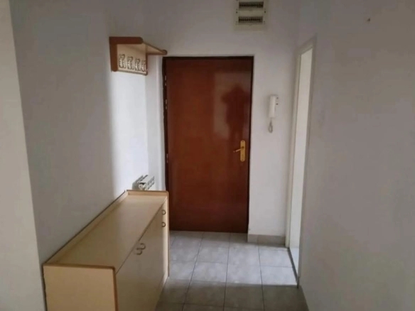 Namješten trosoban stan u Centru, Podgorica — fotografija 9