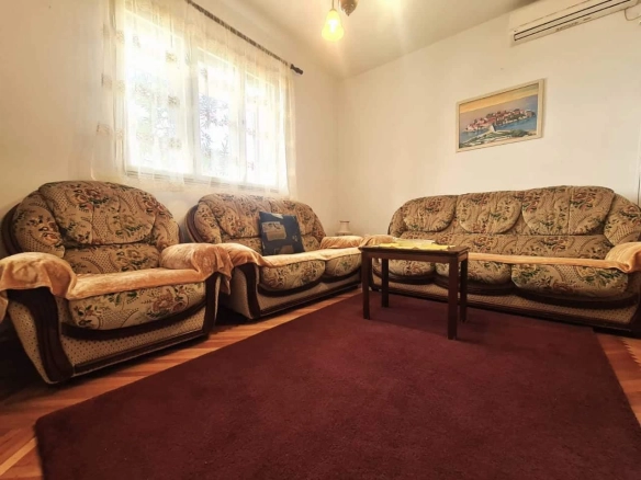 Dvosoban stan sa dvorištem u Tološima