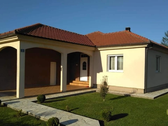 Kuća sa garažom i terasama