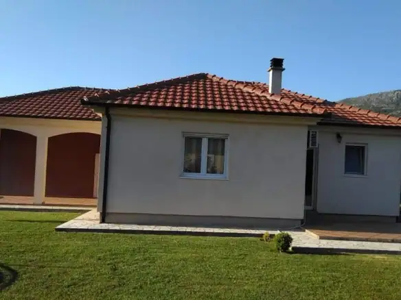 Kuća sa garažom i terasama, Pričelje, Podgorica — fotografija 4
