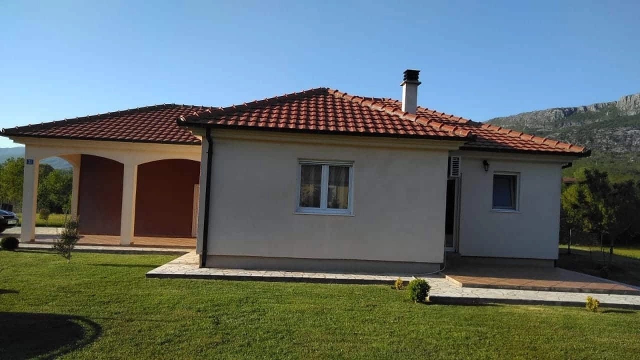 Kuca-sa-garazom-i-terasama-u-Podgorici-3 Kuća sa garažom i terasama, Pričelje, Podgorica — fotografija 4