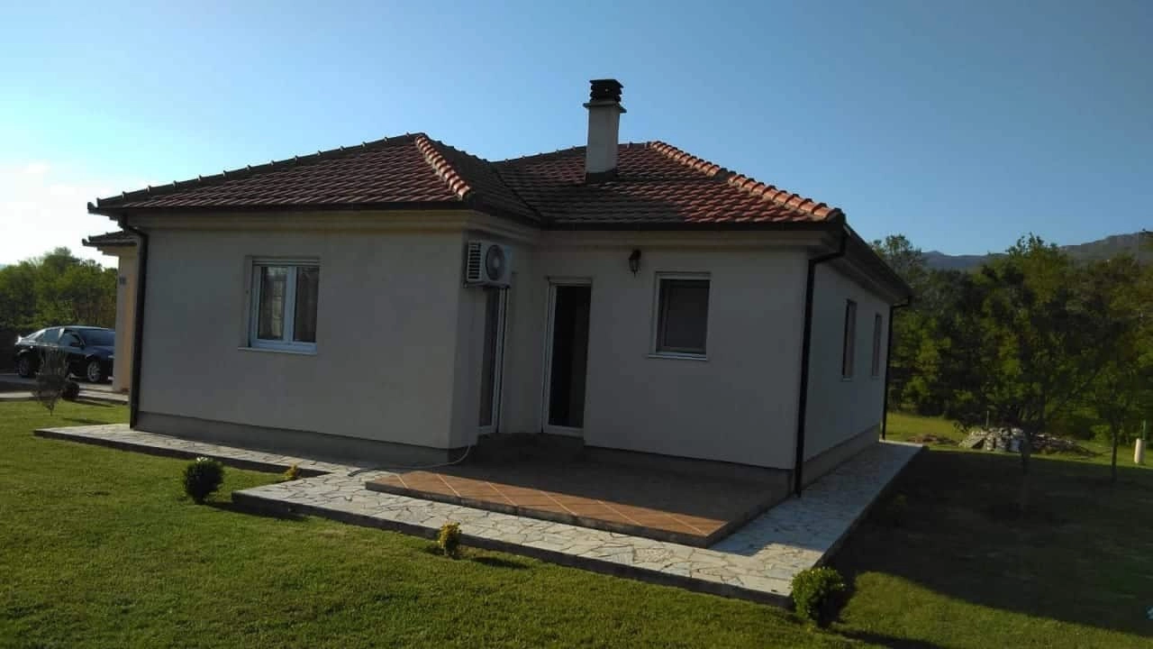 Kuca-sa-garazom-i-terasama-u-Podgorici-4 Kuća sa garažom i terasama, Pričelje, Podgorica — fotografija 5
