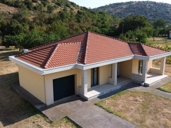 Namještena kuća sa dvorištem u Podgorici