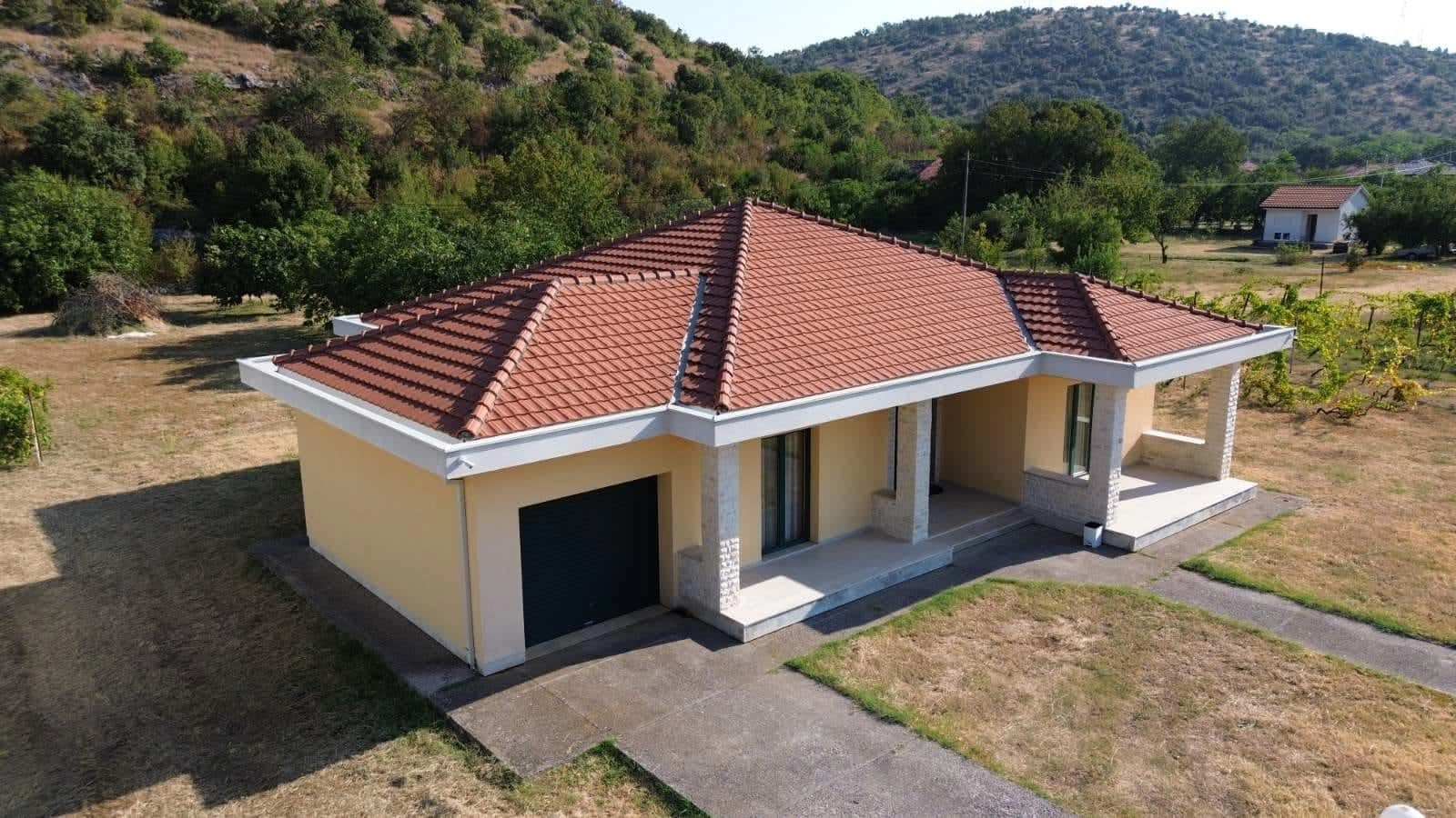 Namjestena-kuca-sa-dvoristem-u-Podgorici Namještena kuća sa dvorištem u Podgorici