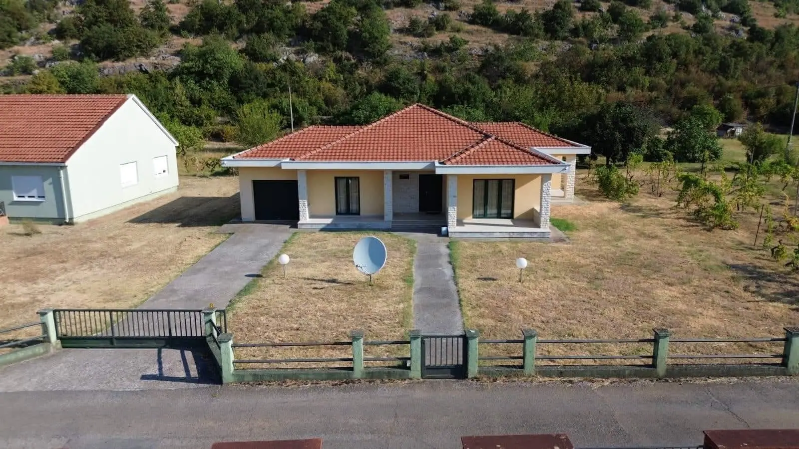 Namjestena-kuca-sa-dvoristem-u-Podgorici-1 Kuća 200 m² – Podgorica — fotografija 2