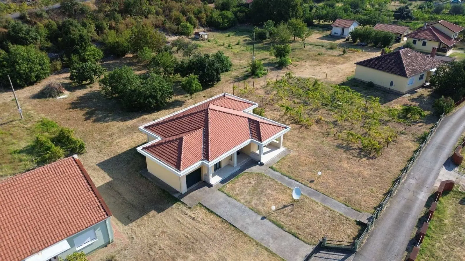 Namjestena-kuca-sa-dvoristem-u-Podgorici-2 Kuća 200 m² – Podgorica — fotografija 3
