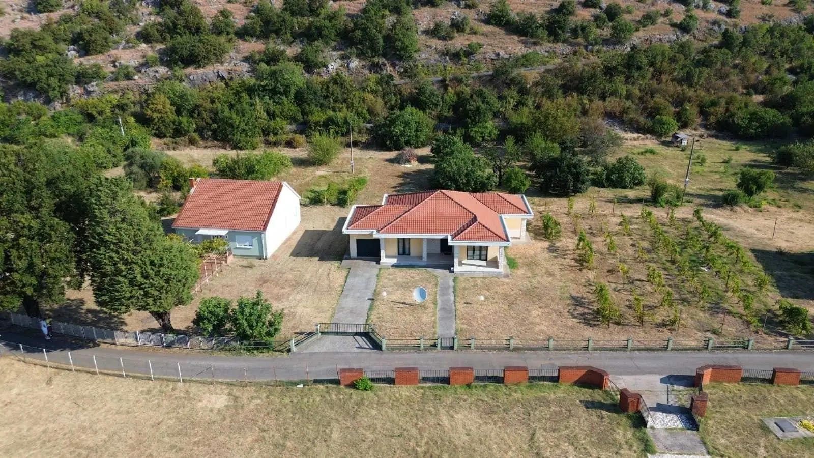 Namjestena-kuca-sa-dvoristem-u-Podgorici-3 Kuća 200 m² – Podgorica — fotografija 4