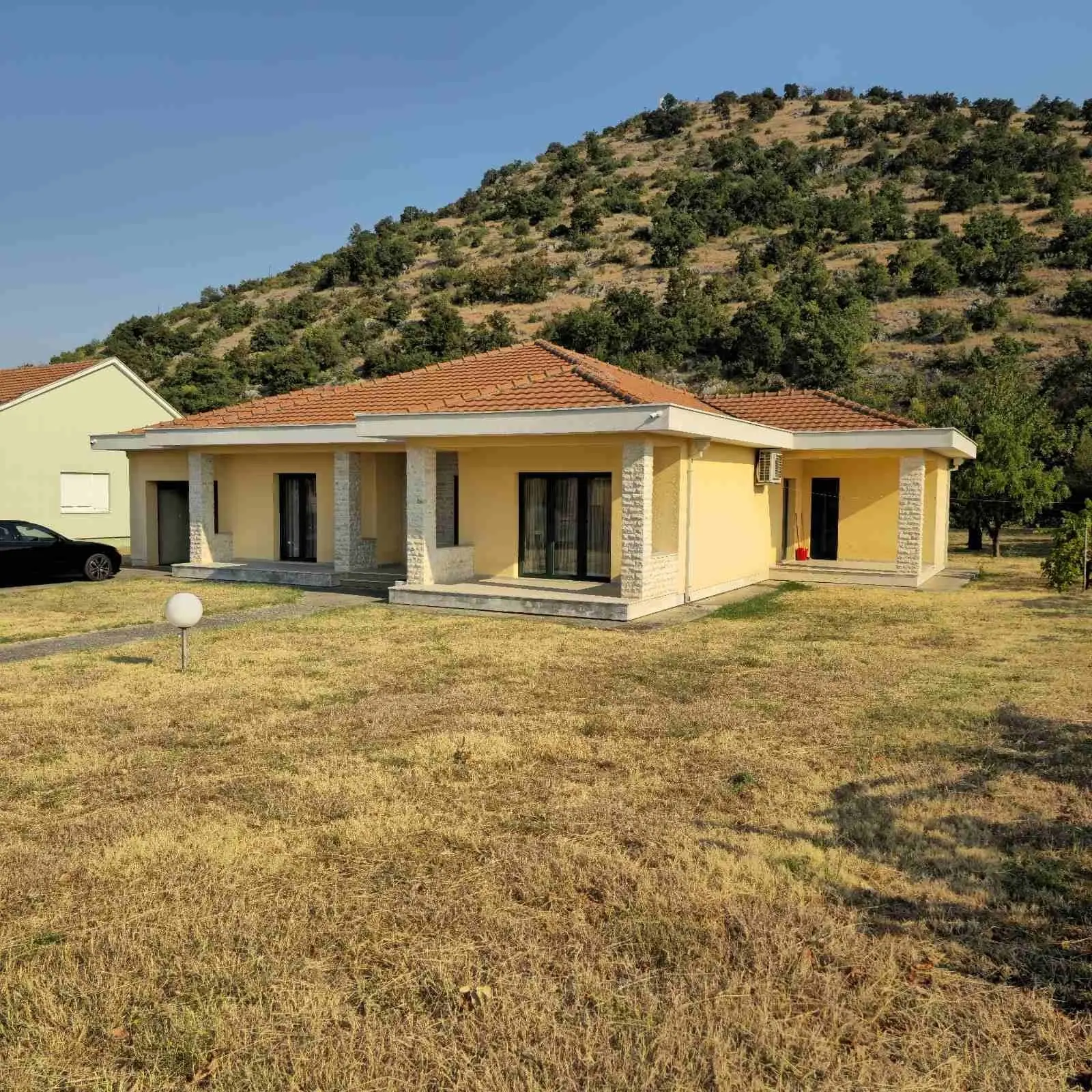 Namjestena-kuca-sa-dvoristem-u-Podgorici-4 Kuća 200 m² – Podgorica — fotografija 5