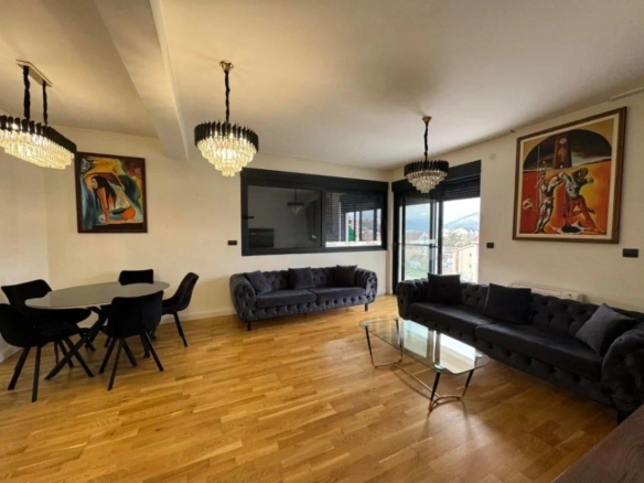 Izdavanje: Trosoban stan 130 m² – Dalmatinska, Podgorica