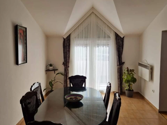 Namješten dvosoban stan u Tološima, Podgorica — fotografija 2
