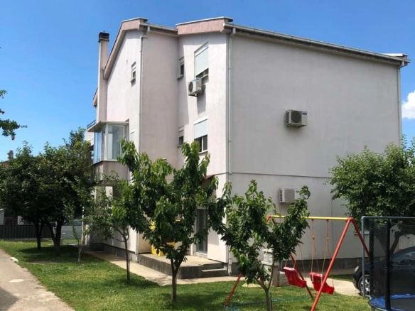 Namješten dvosoban stan u Tološima, Podgorica — fotografija 5