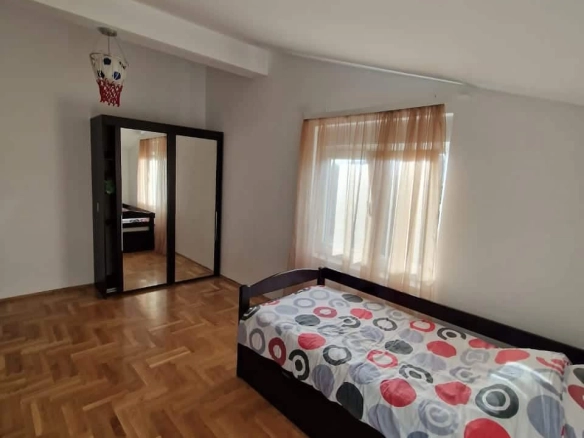 Namješten dvosoban stan u Tološima, Podgorica — fotografija 12