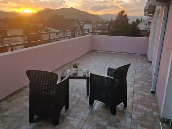 Namješten dvosoban stan u Tološima, Podgorica — fotografija 14
