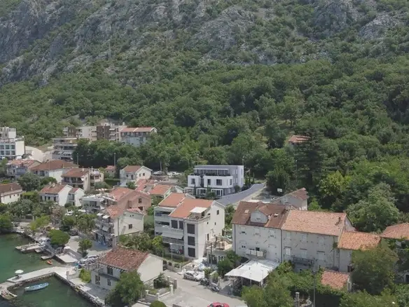 Urbanizovan plac s pogledom na more u Dobroti, Kotor — fotografija 5