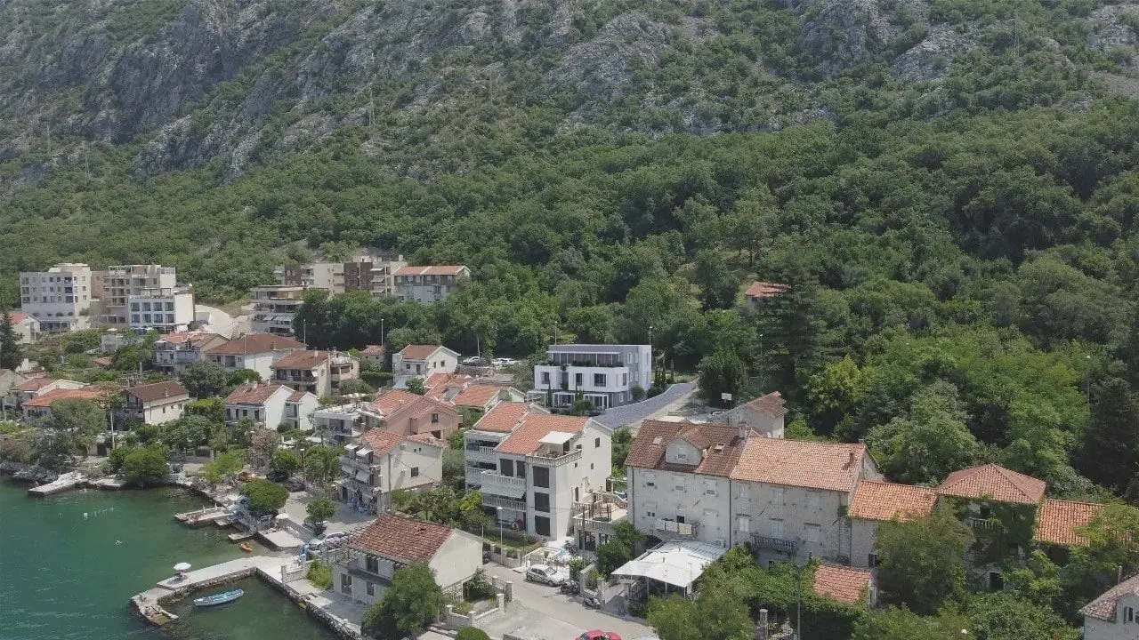 Plac-sa-pogledom-na-more-u-Dobroti-Kotor-4 Urbanizovan plac s pogledom na more u Dobroti, Kotor — fotografija 5