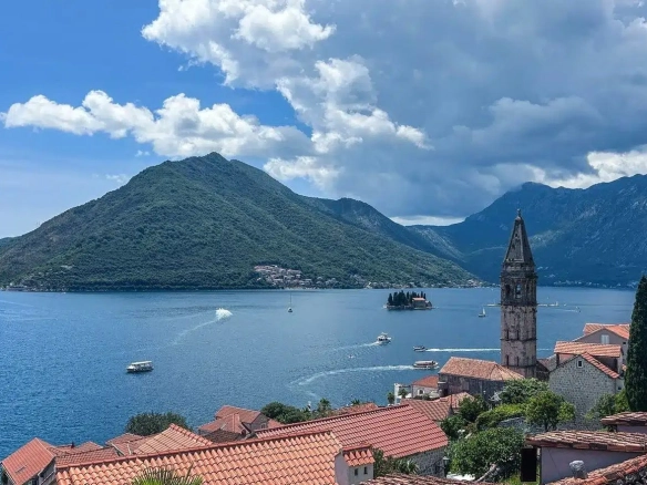 Dvosoban stan s terasom u Perastu