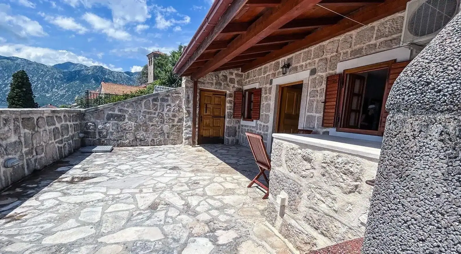Dvosoban-stan-sa-terasom-u-Perastu-Kotor-4 Dvosoban stan – Perast, Kotor — fotografija 5