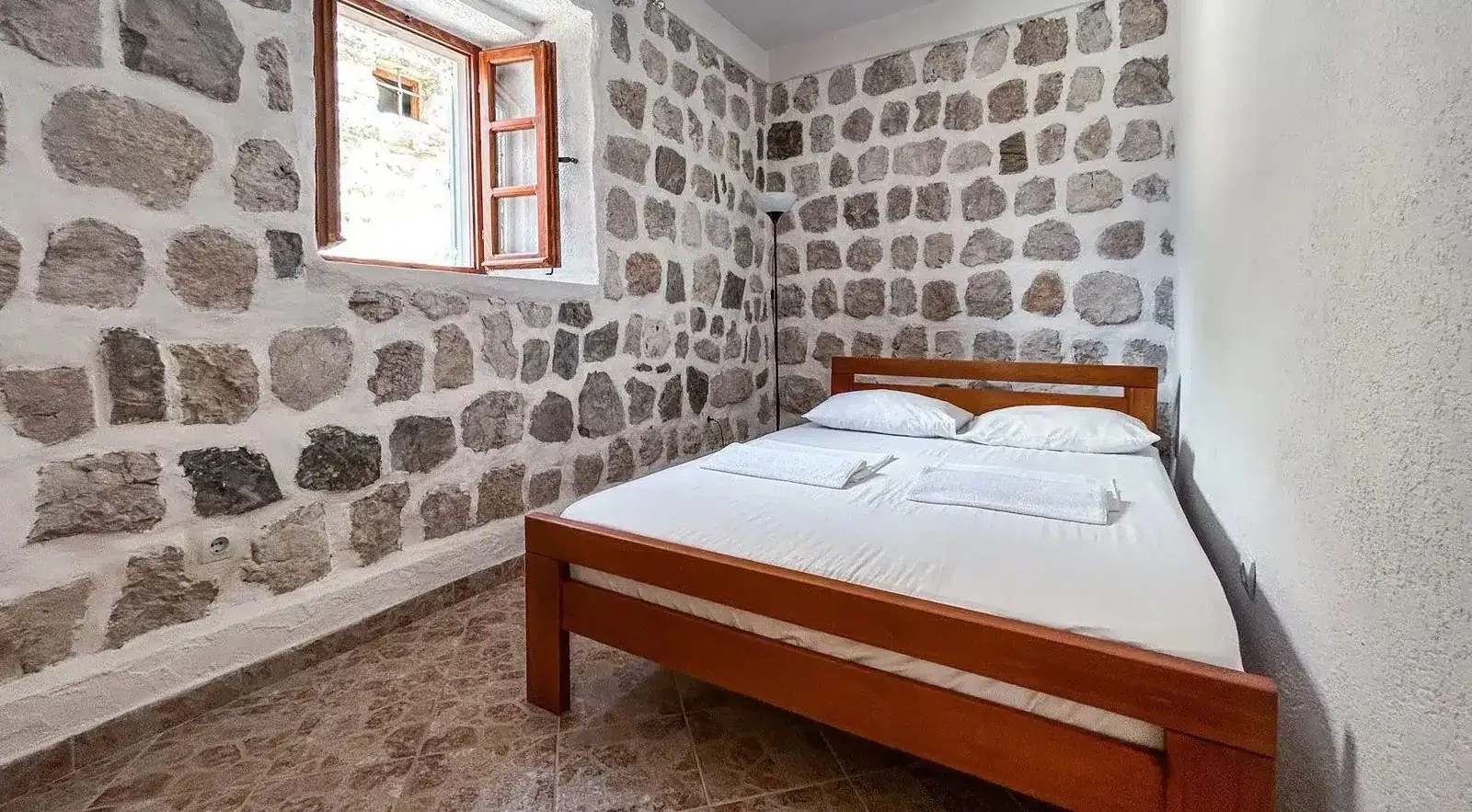 Dvosoban-stan-sa-terasom-u-Perastu-Kotor-13 Dvosoban stan – Perast, Kotor — fotografija 14