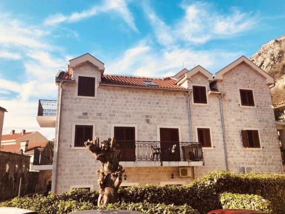 Četvorosoban stan u Starom Gradu Kotor