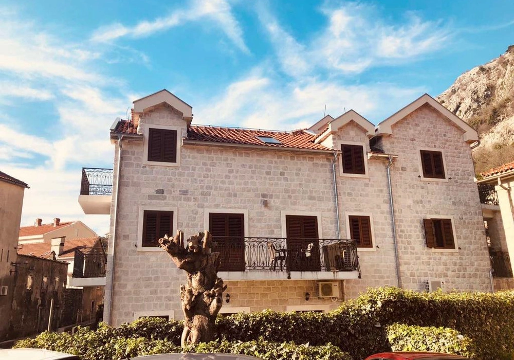 Cetvorosoban-stan-u-Starom-Gradu-Kotor-Kotor Četvorosoban stan u Starom Gradu Kotor