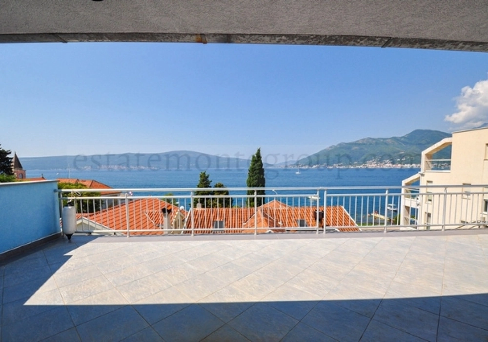 Kuca-sa-pet-spavacih-soba-u-Donjoj-Lastvi-Tivat Kuća sa pet spavaćih soba u Donjoj Lastvi