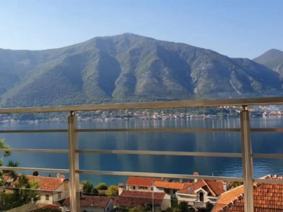 Trosoban stan 171 m² u Dobroti