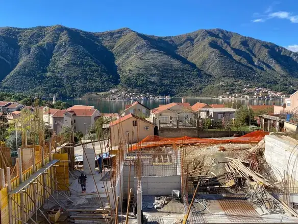Dvosoban stan sa terasom u Dobroti