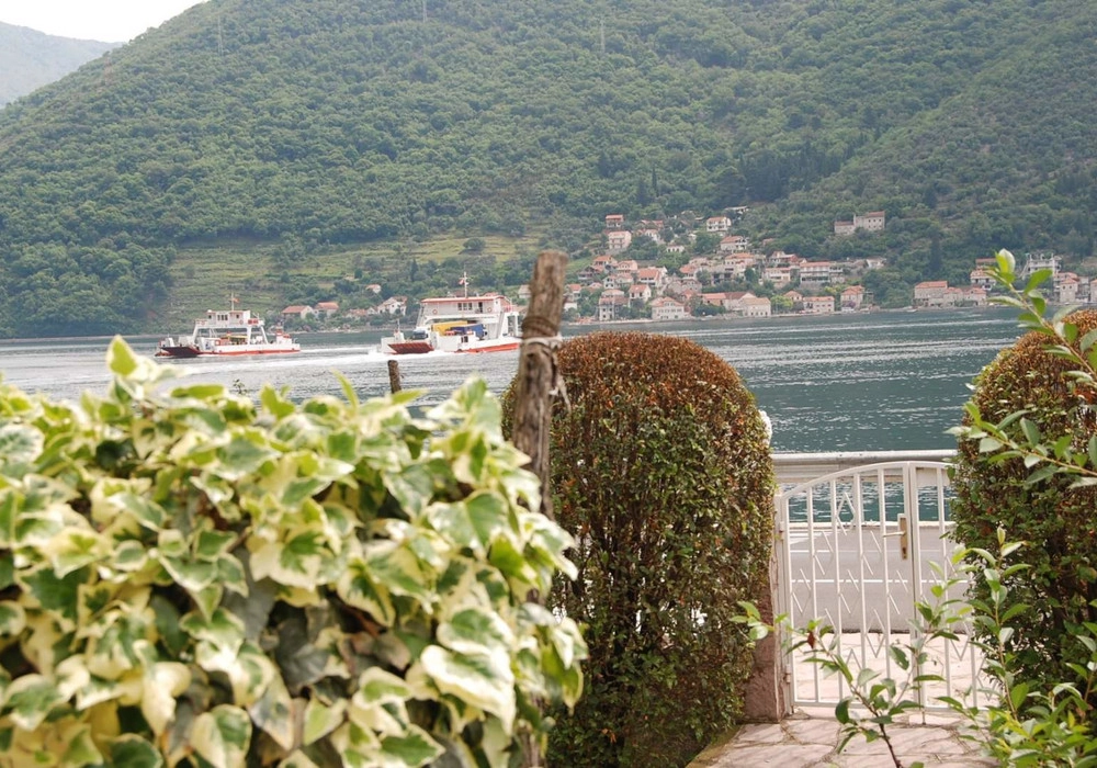 Kuca-na-prvoj-liniji-do-mora-u-Kamenarima-Herceg-Novi Kuća na prvoj liniji do mora u Kamenarima