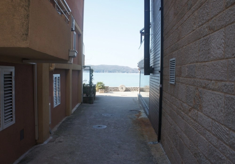 Jednosoban-stan-na-prvoj-liniji-u-Rafailovicima-Budva-9 Jednosoban stan 85 m² – Rafailovići, Budva — fotografija 10