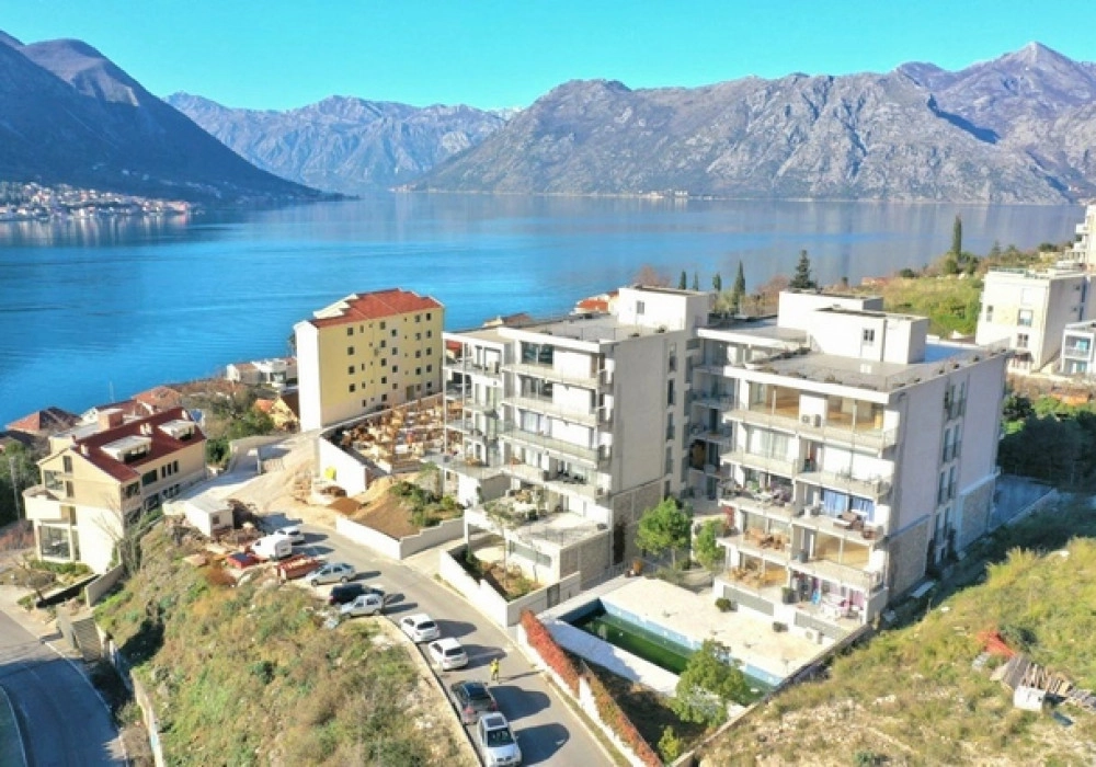 Trosoban-stan-sa-pogledom-na-more-u-Dobroti-Kotor Trosoban stan s pogledom na more u Dobroti