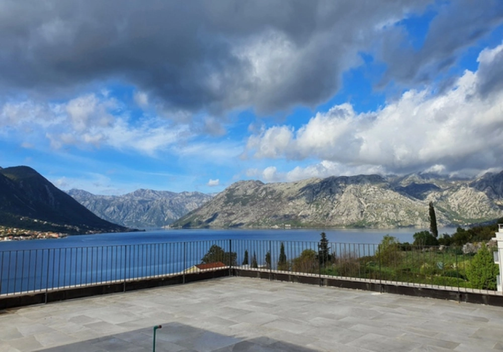 Trosoban-stan-sa-pogledom-na-more-u-Dobroti-Kotor-11 Trosoban stan 208 m² – Dobrota, Kotor — fotografija 12