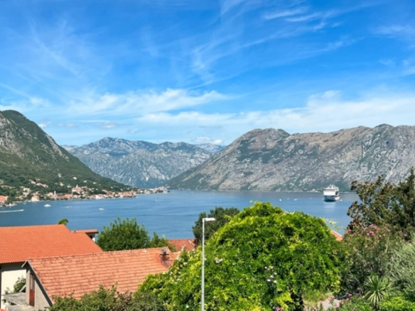 Kuća za mini-hotel sa bazenom u Dobroti