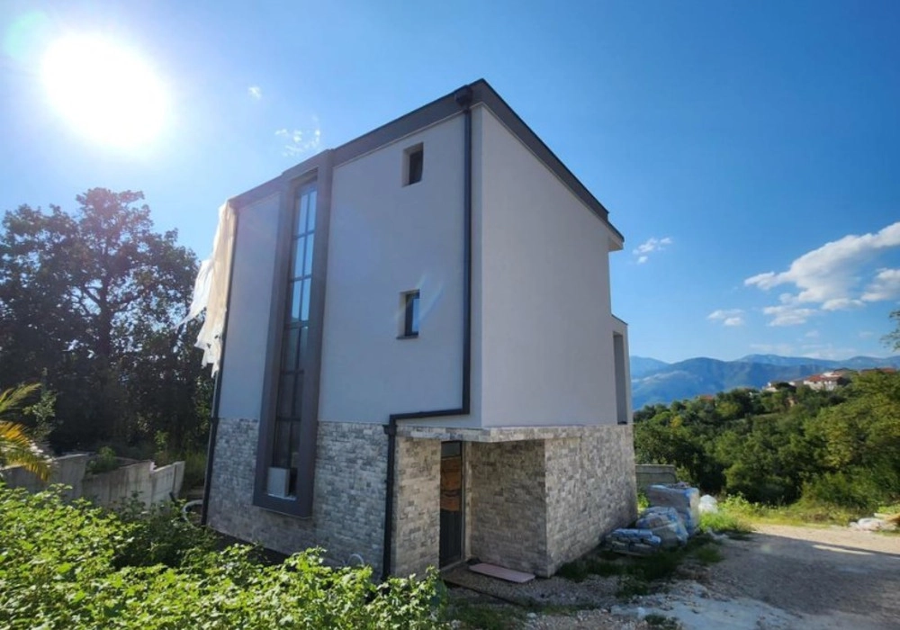 Kuca-sa-bazenom-u-naselju-Gorica-Tivat-1 Kuća – Gorica, Tivat — fotografija 2