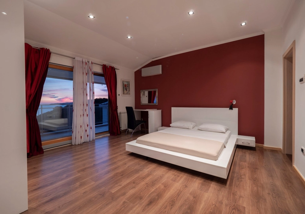 Kuca-sa-bazenom-u-Rezevicima-Budva-9 Kuća 210 m² – Reževići, Budva — fotografija 10